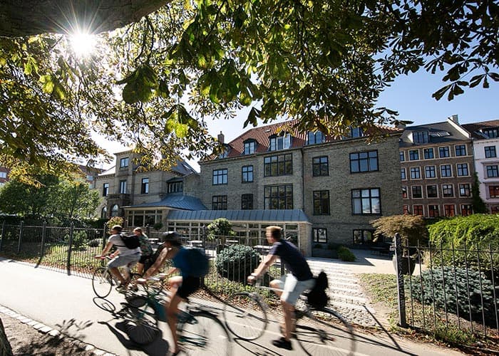 The villa with offices for rent in Nørrebro seen from the bike path along the Lakes